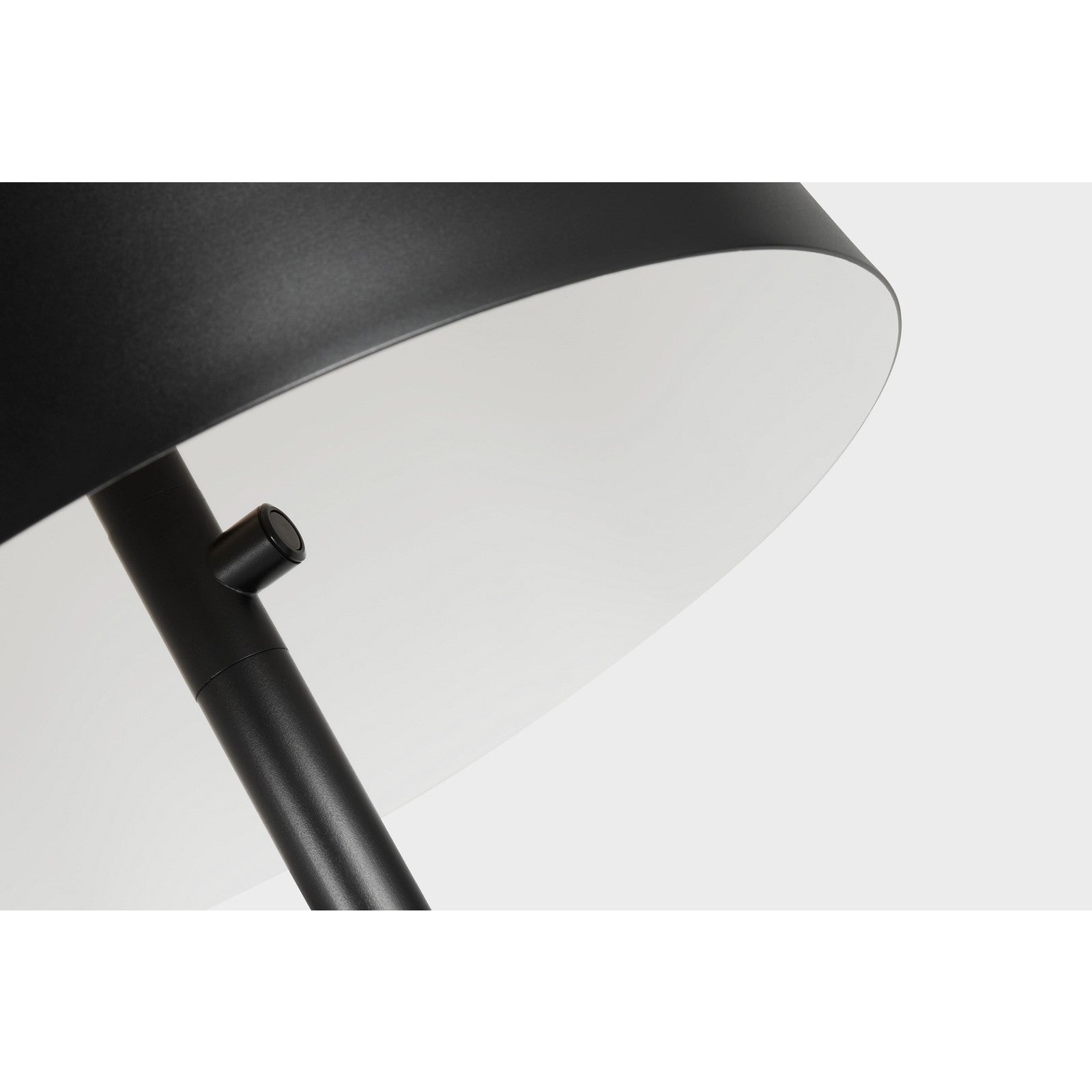 Nevis Outdoor Large Floor Lamp - Visual Comfort Modern 4