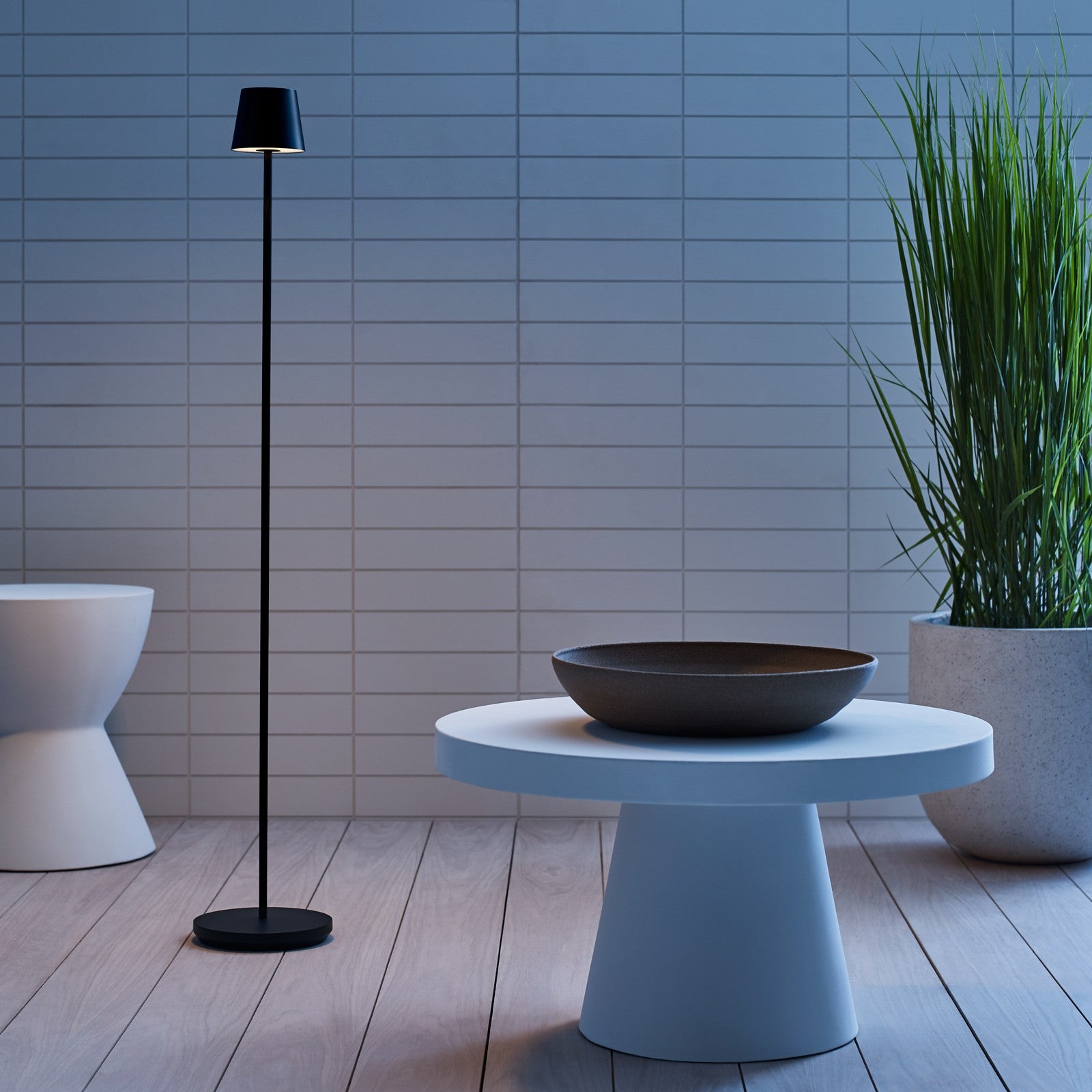 Nevis Medium Rechargeable Floor Lamp - Visual Comfort Modern 11