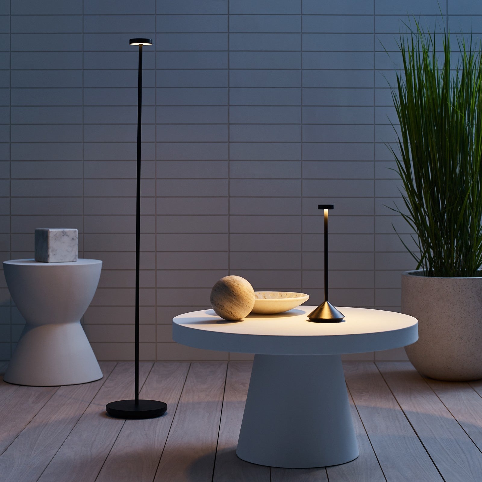 Moneta Medium Rechargeable Floor Lamp - Visual Comfort Modern 9