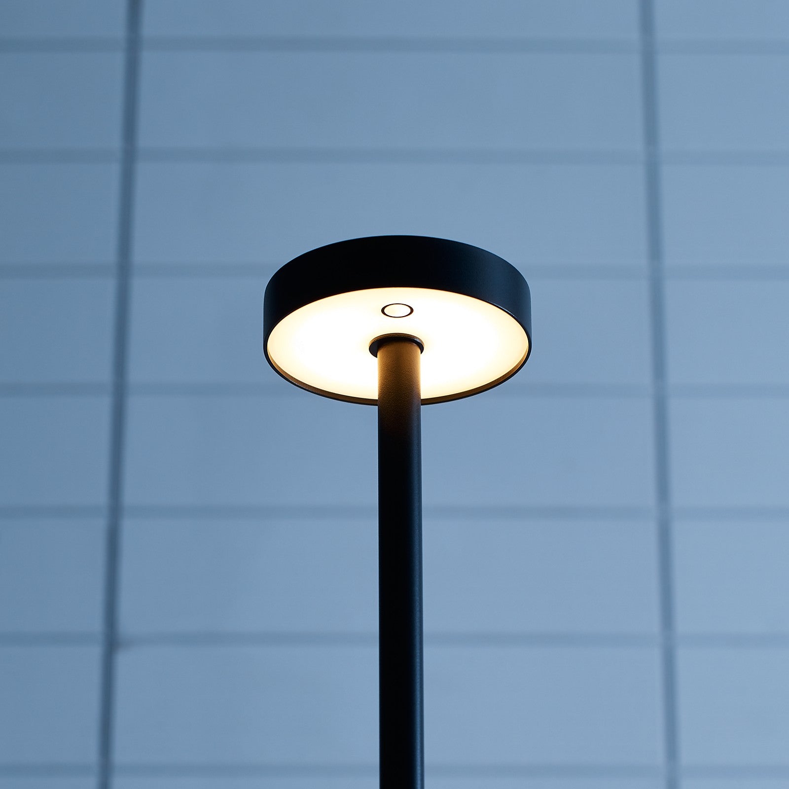 Moneta Medium Rechargeable Floor Lamp - Visual Comfort Modern 7