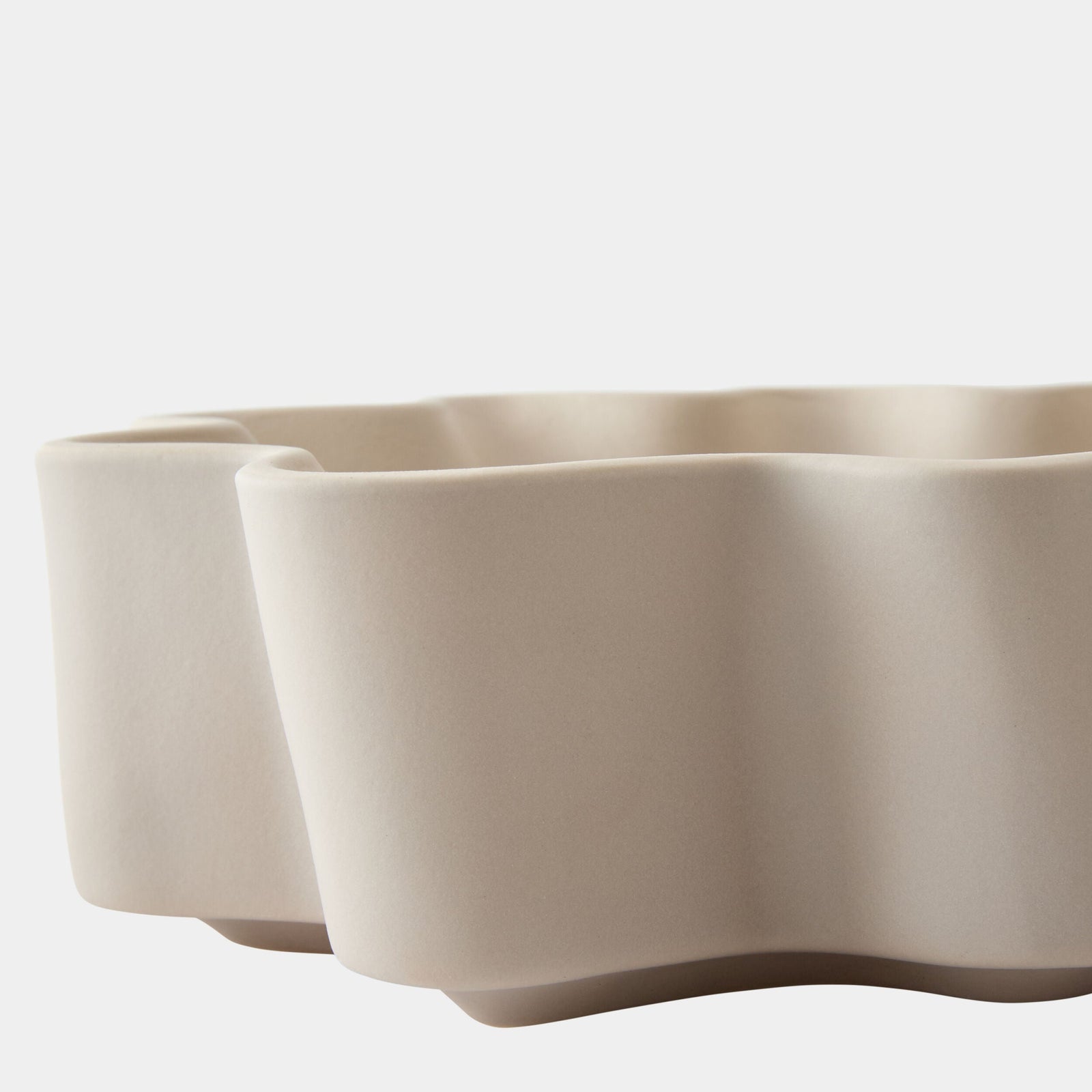 Global Views Cirrus Bowl Putty – base detail