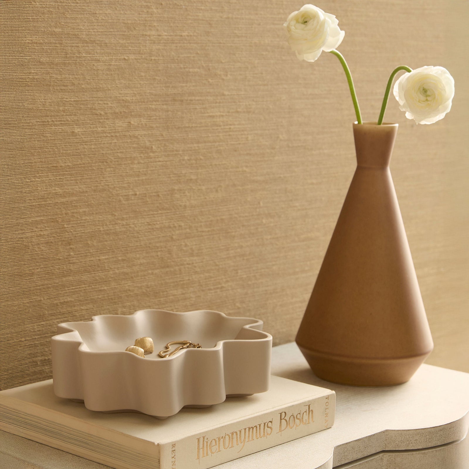 Global Views Cirrus Bowl Putty – room setting