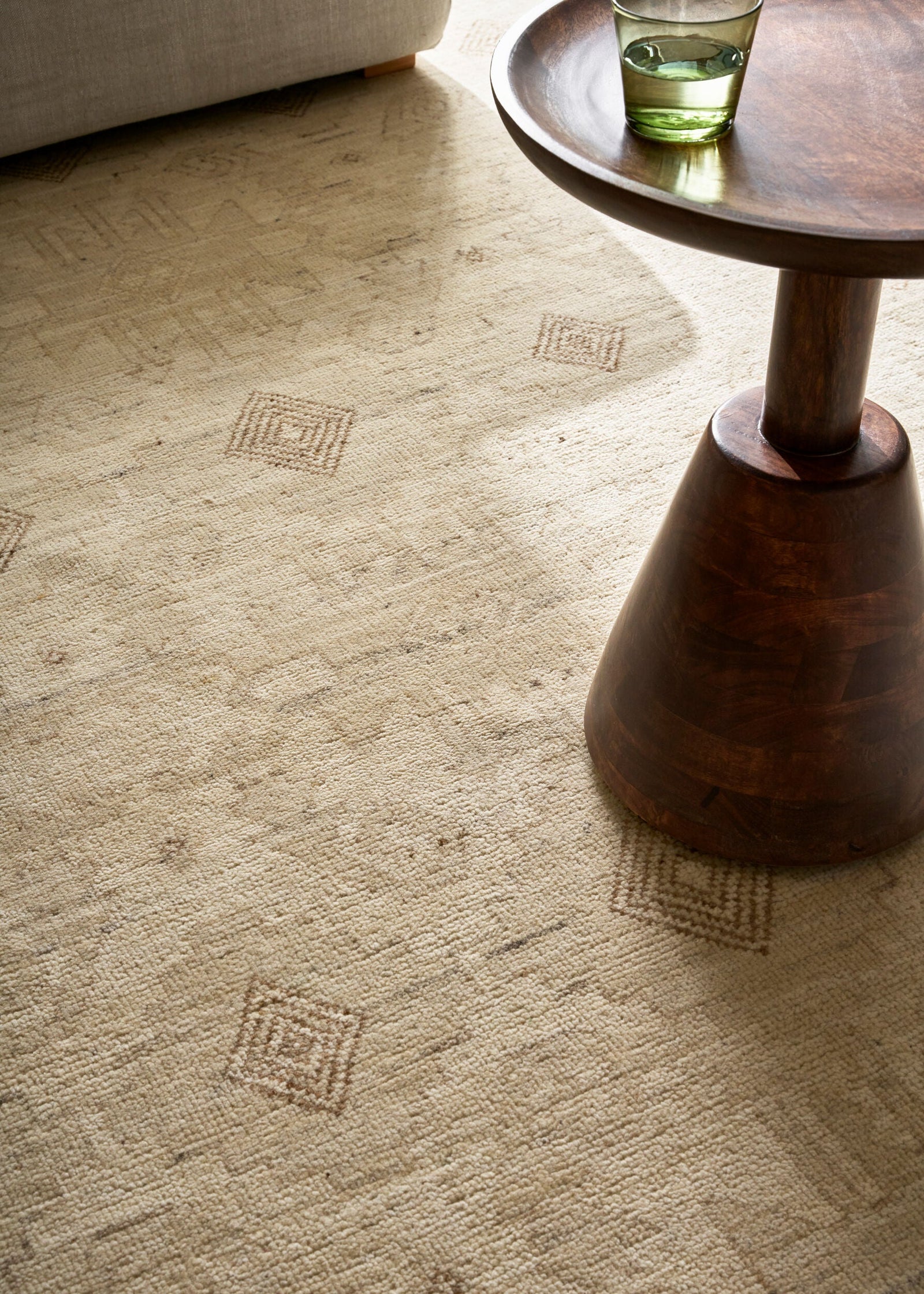 Agora Handmade Rug 2' x 3' – room setting