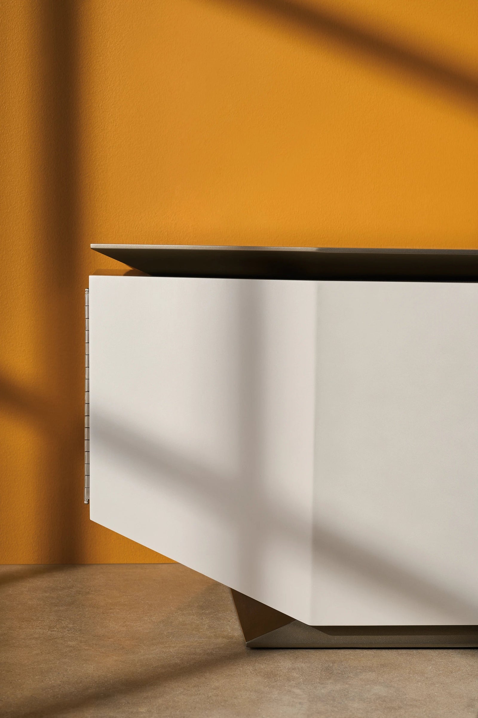 Caracole Axis Media Console – detail