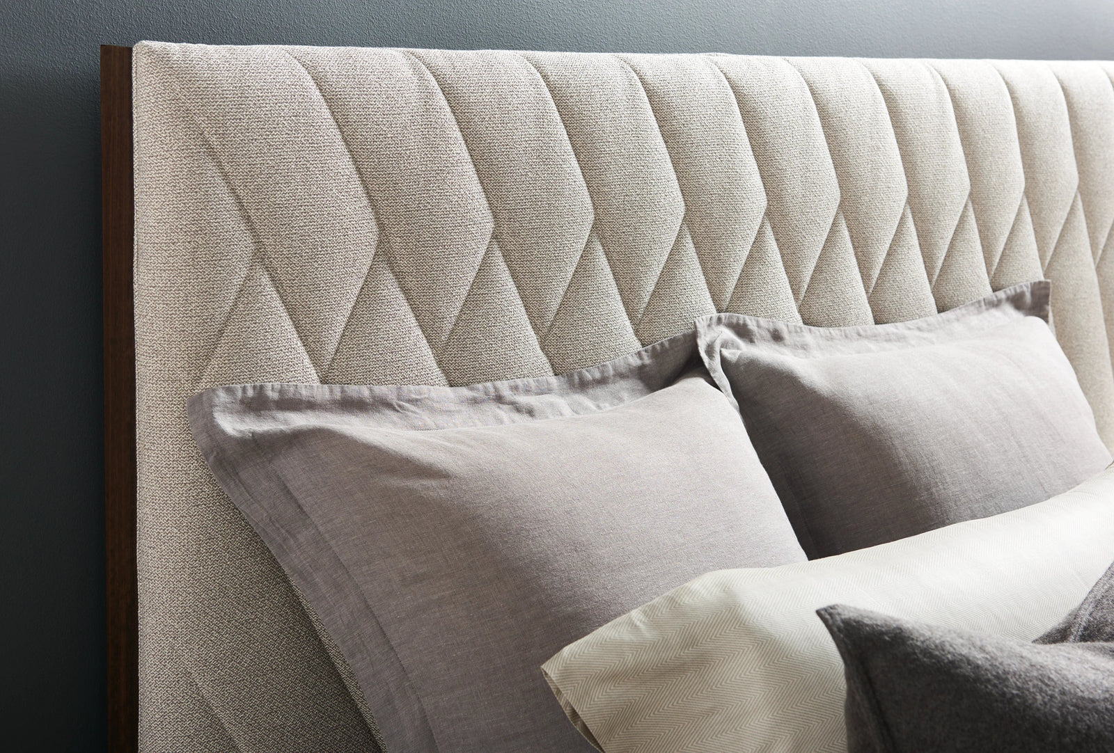 Caracole Moderne Bed Cal King – detail