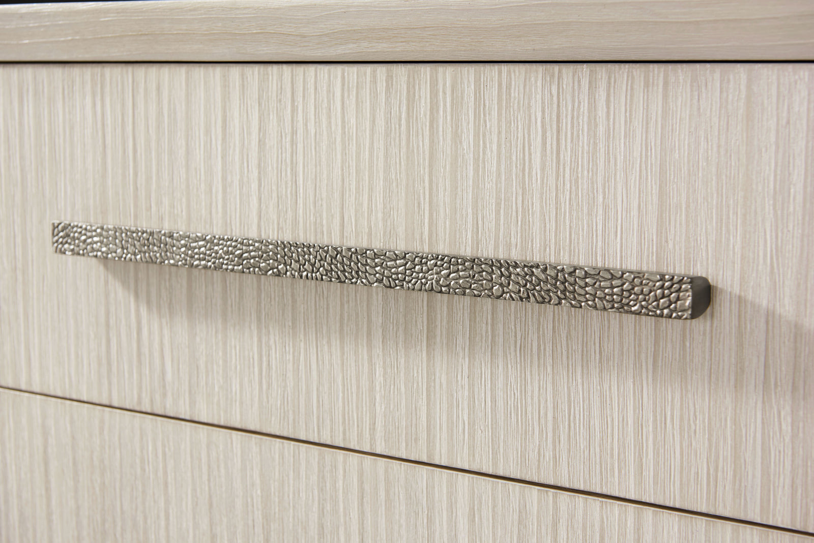Theodore Alexander Urbane Dresser Sundew – detail